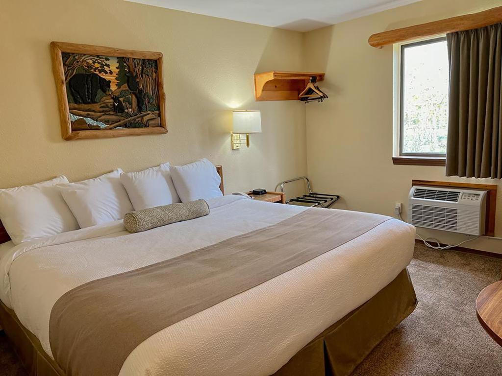 Beartooth Hideaway Inn & Cabins - Standard King Room