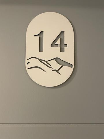 eine Uhr mit der Nummer an der Wand in der Unterkunft Departamentos boutique in La Falda
