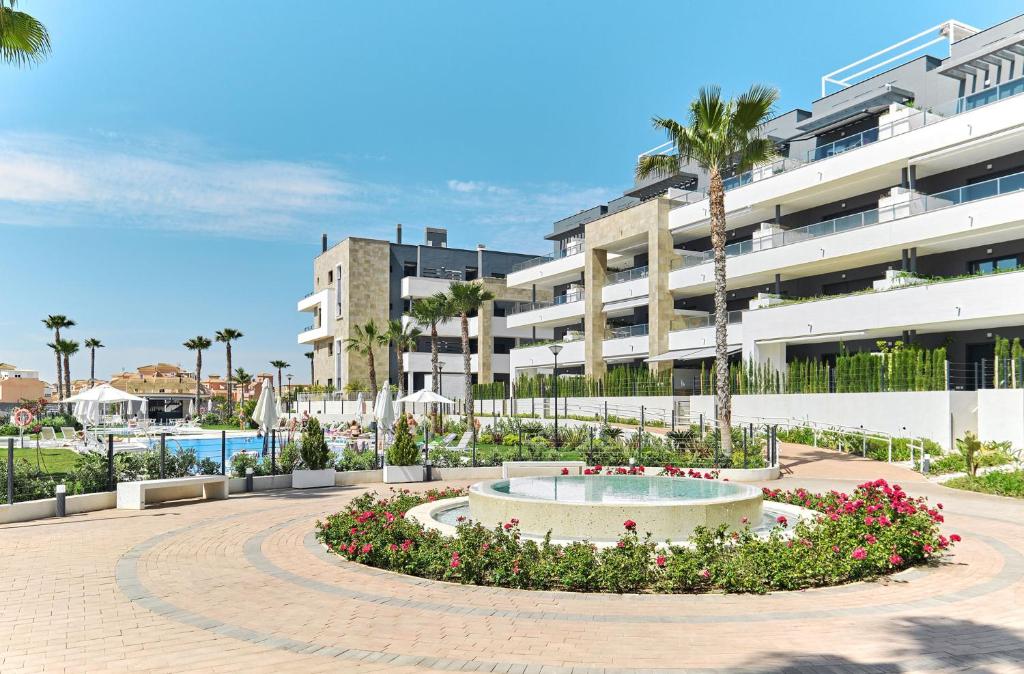 een groot appartementencomplex met een fontein op een binnenplaats bij Apartment Flamenco Dorado in Orihuela-Costa