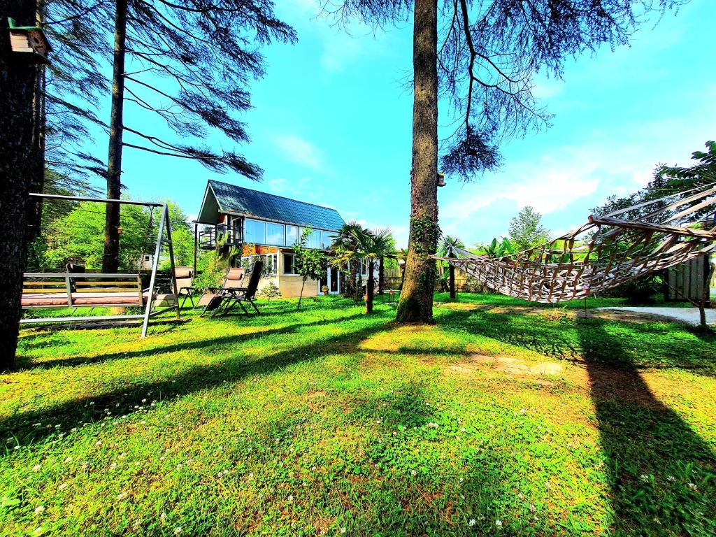 Zahrada ubytování House & Yard Sesil Forest 90m to beach Kaprovani