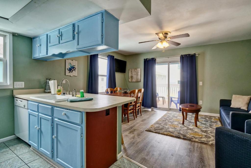 SUNSALTSAND Lakefront 2BR Condo Sleeps 6 Beachview
