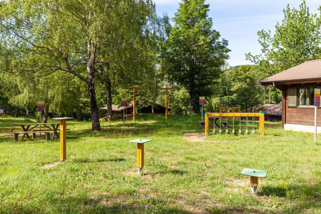 Ogród w obiekcie Villaggio Anemone Chalet Scoiattolo