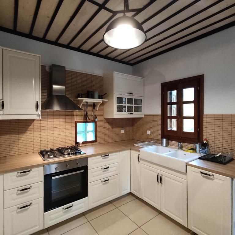 Kuchyňa alebo kuchynka v ubytovaní Vrionis House