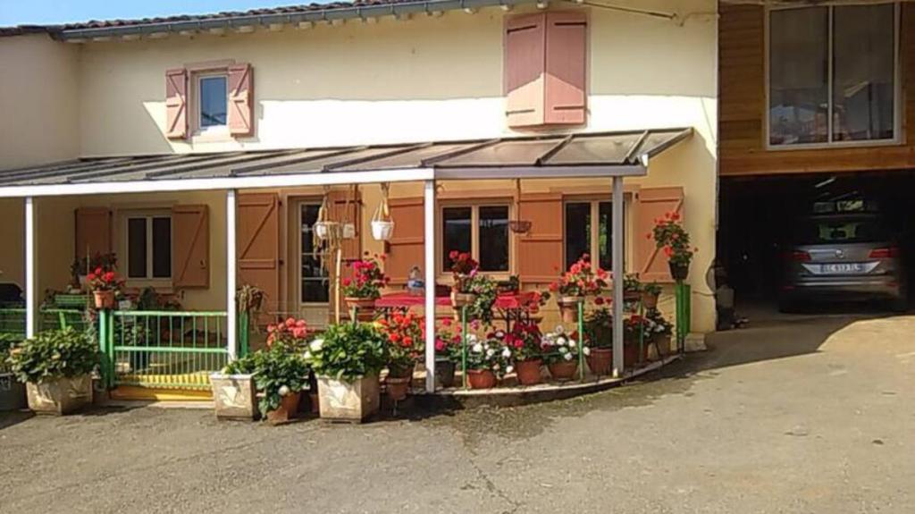 een huis met bloemen en planten ervoor bij GITE A LA FERME in Montesquieu-Avantès