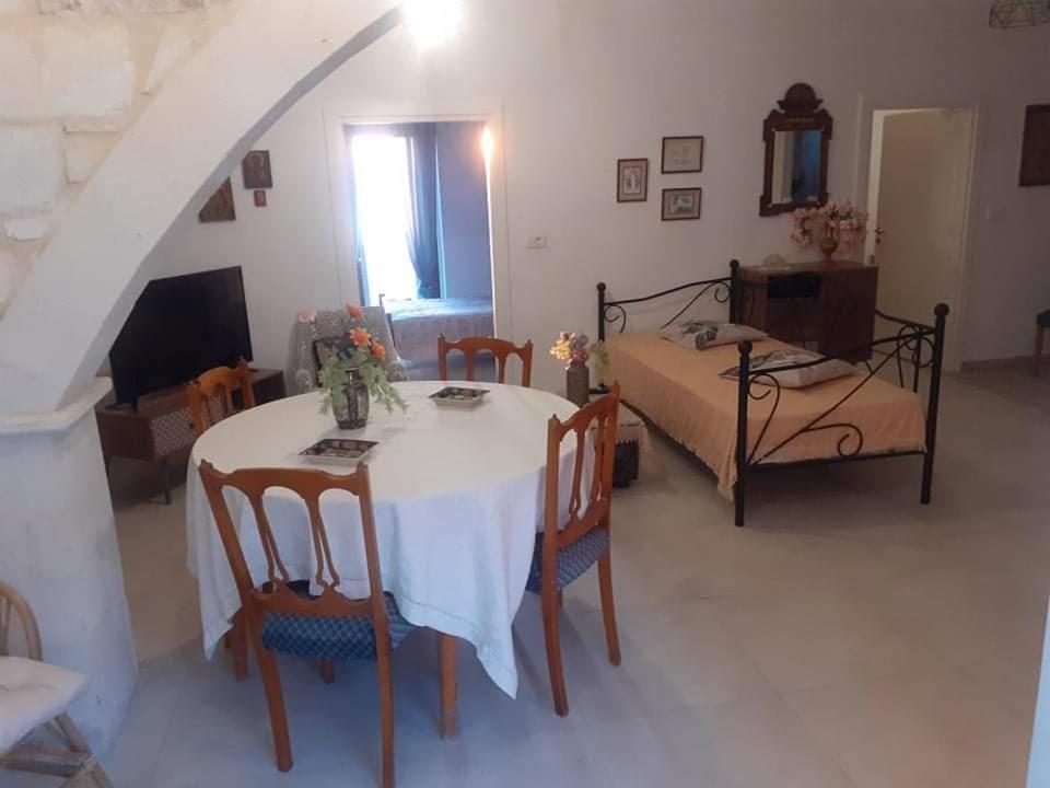 a living room with a table and a bed at Maria's in Mirsíni