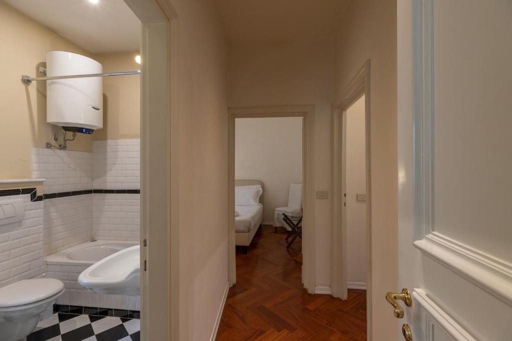 A bathroom at Seta spacious apartment next to the Duomo