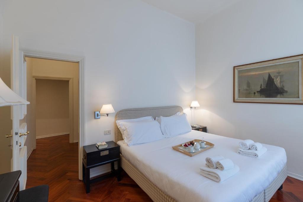 A bed or beds in a room at Seta spacious apartment next to the Duomo