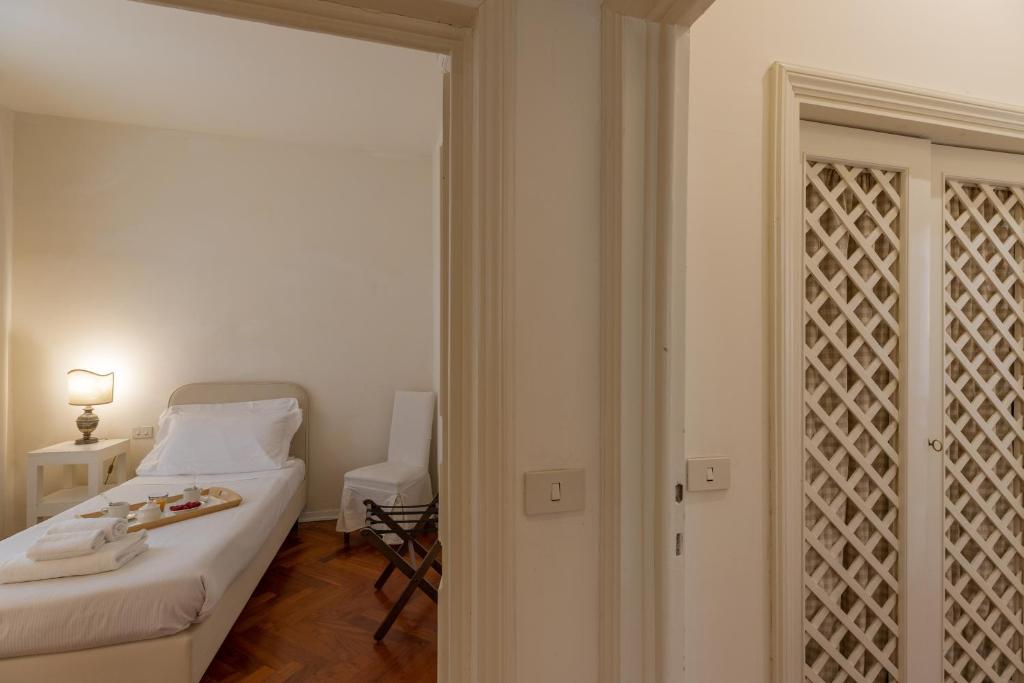 A bed or beds in a room at Seta spacious apartment next to the Duomo