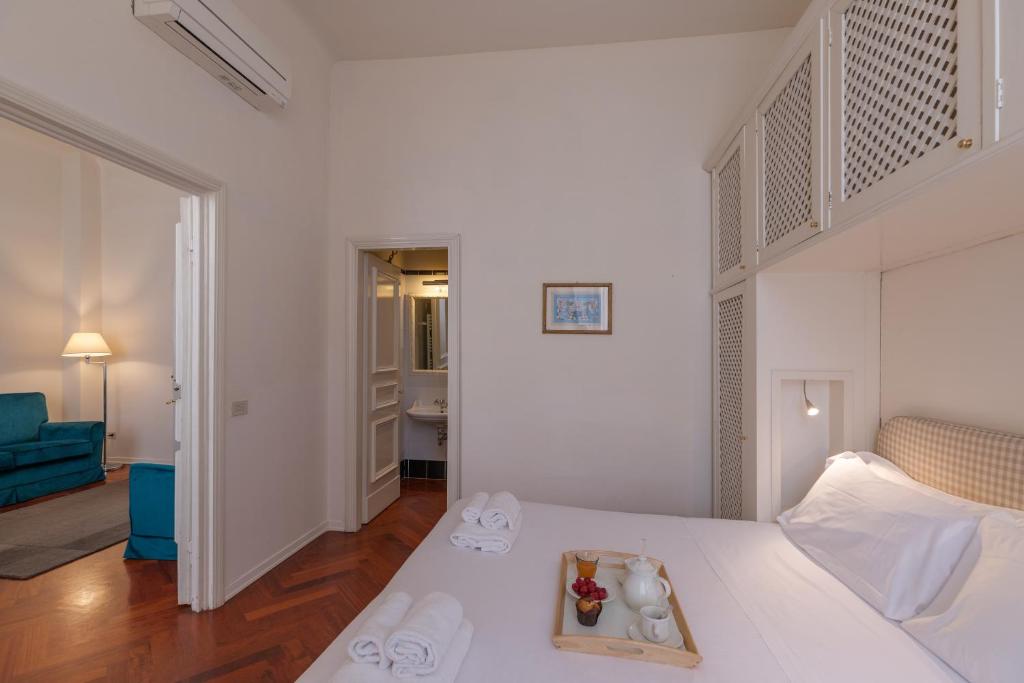 A bed or beds in a room at Seta spacious apartment next to the Duomo