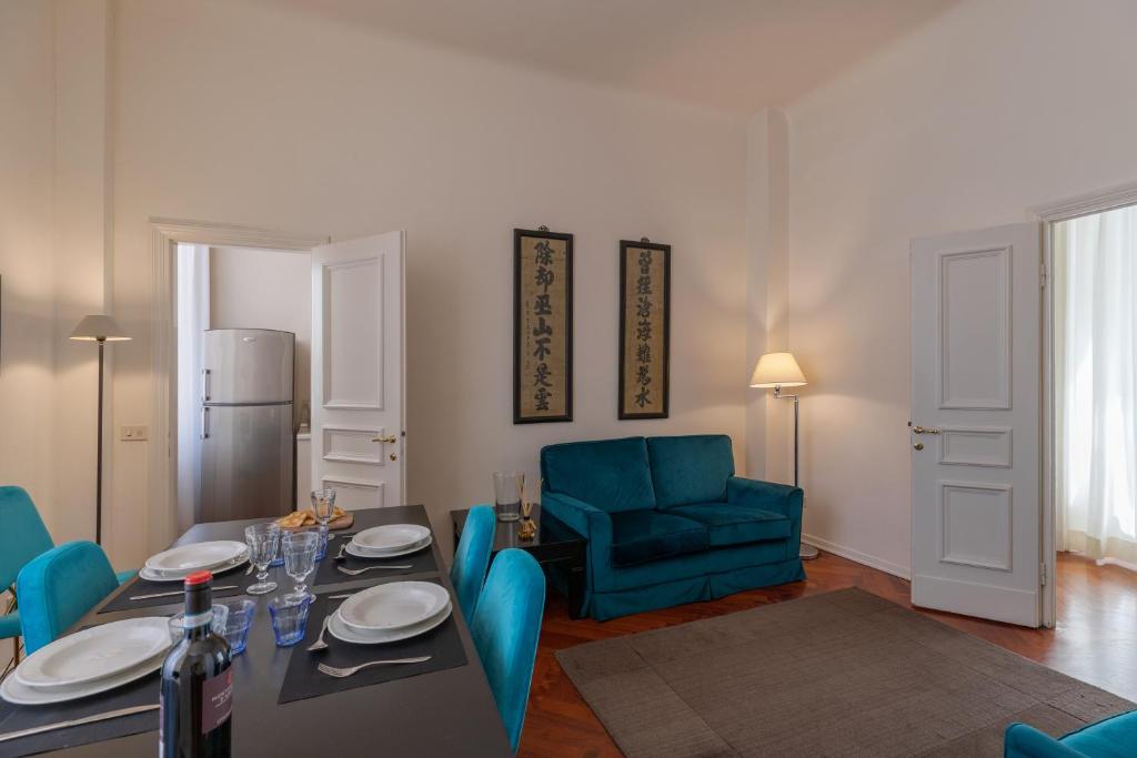 A seating area at Seta spacious apartment next to the Duomo