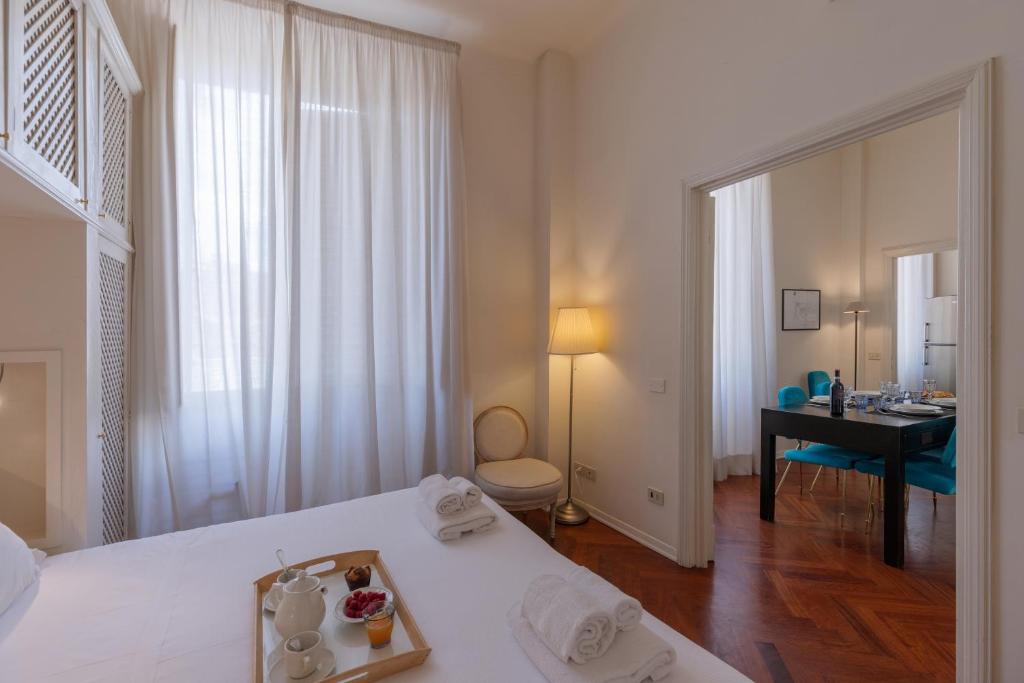 A bed or beds in a room at Seta spacious apartment next to the Duomo