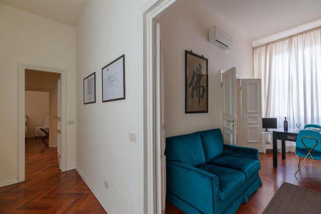 A seating area at Seta spacious apartment next to the Duomo