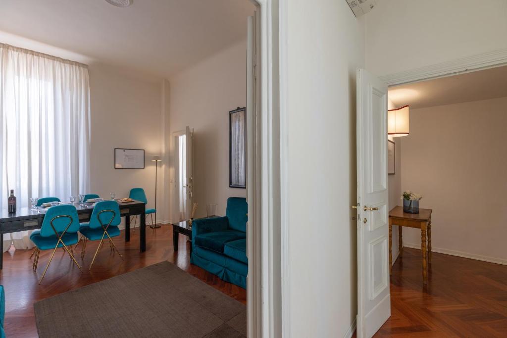 A seating area at Seta spacious apartment next to the Duomo