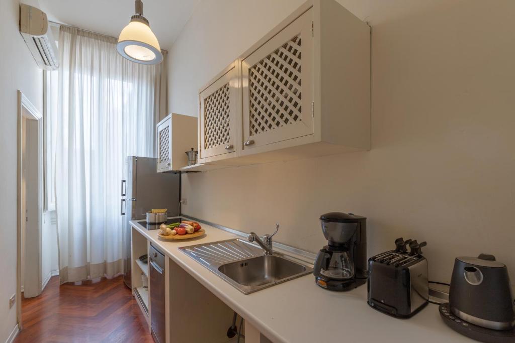 A kitchen or kitchenette at Seta spacious apartment next to the Duomo