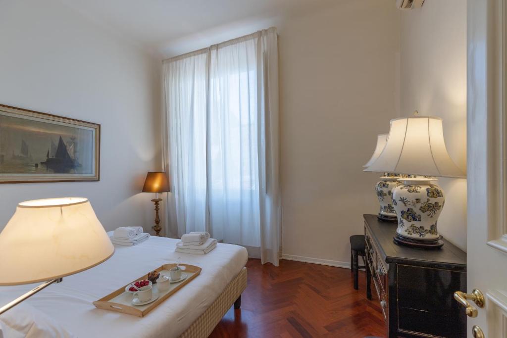 A bed or beds in a room at Seta spacious apartment next to the Duomo