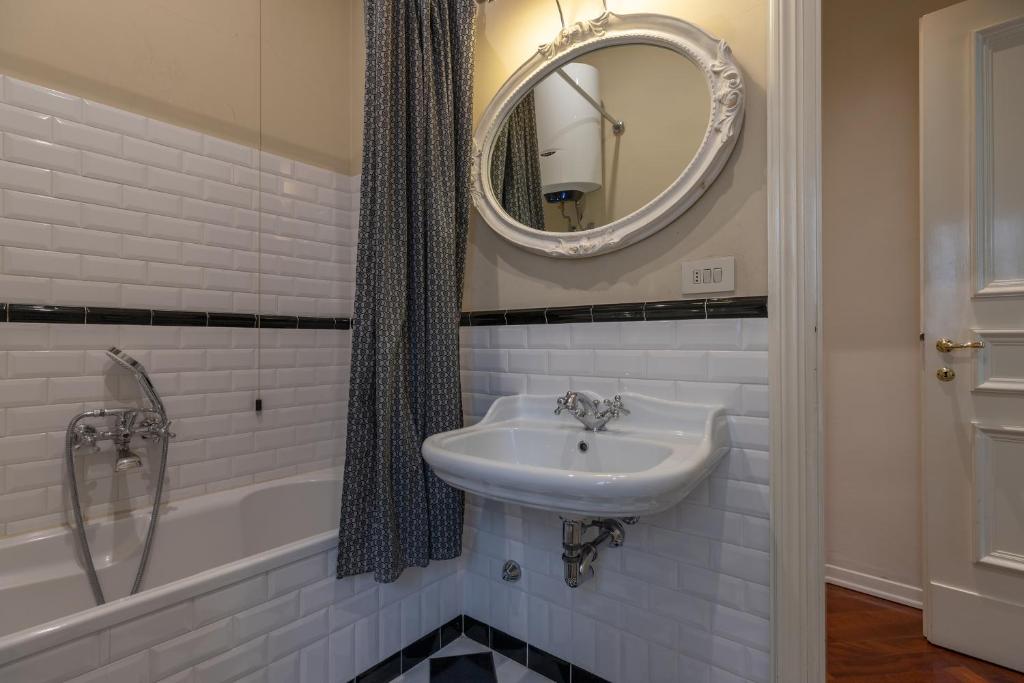 A bathroom at Seta spacious apartment next to the Duomo
