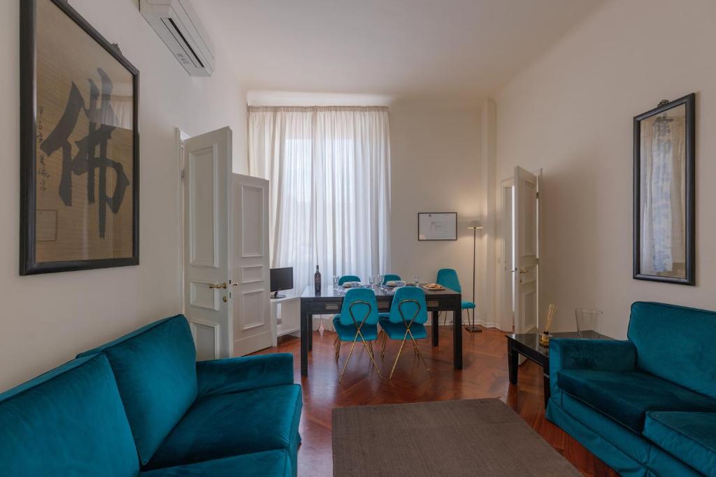 A seating area at Seta spacious apartment next to the Duomo