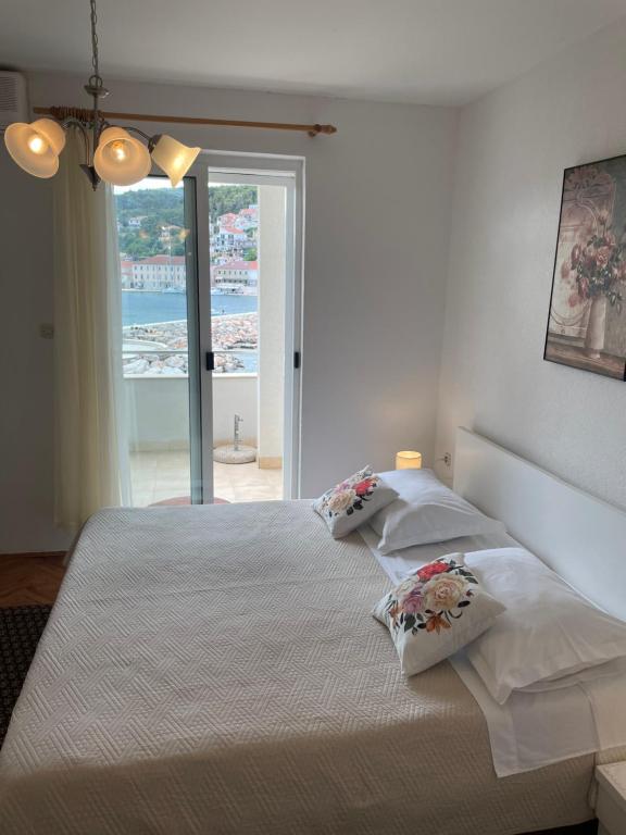 耶爾薩的住宿－apartmani Isabella - Ilda Radonic，卧室配有白色的床和2个枕头