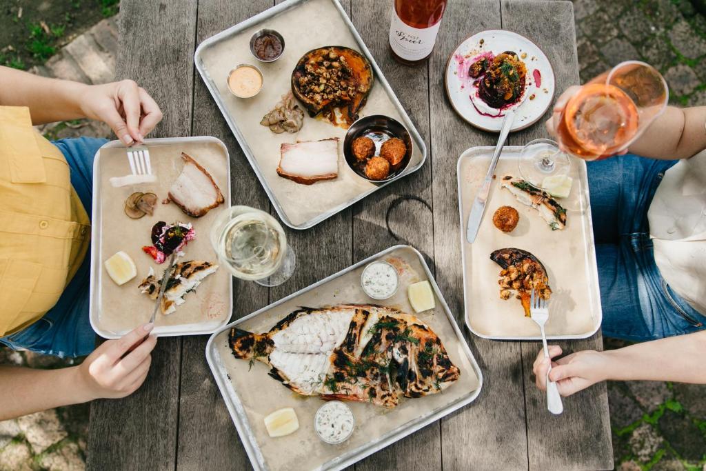 Eten bij of ergens in de buurt van het hotel

