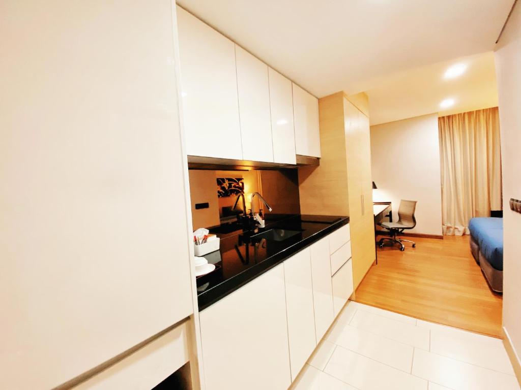 Kuchyň nebo kuchyňský kout v ubytování Straits Suite by C Homestay Malacca