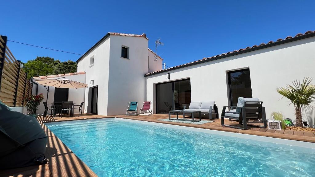 une piscine devant une maison dans l'établissement L'Ayucca, à Saint-Jean-de-Monts