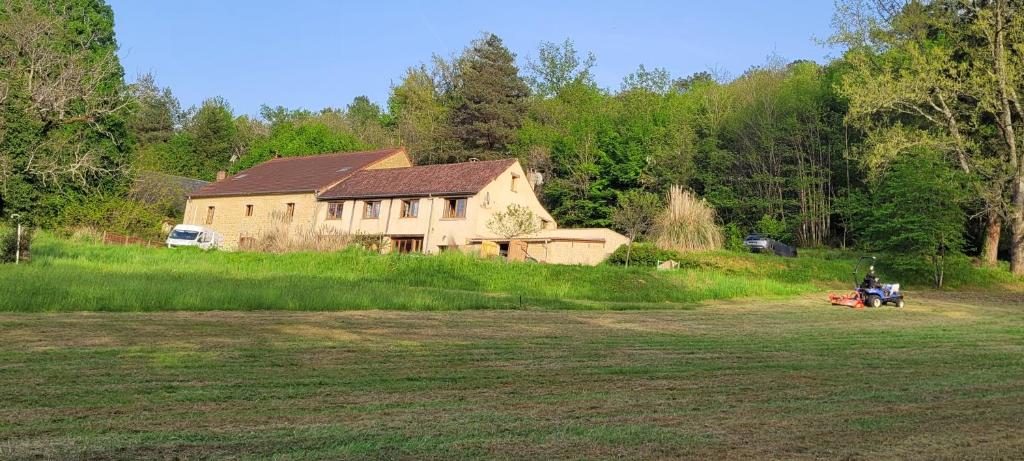 duży dom na środku pola w obiekcie La Boissière, Le Domaine de Brugal w mieście Carsac-Aillac