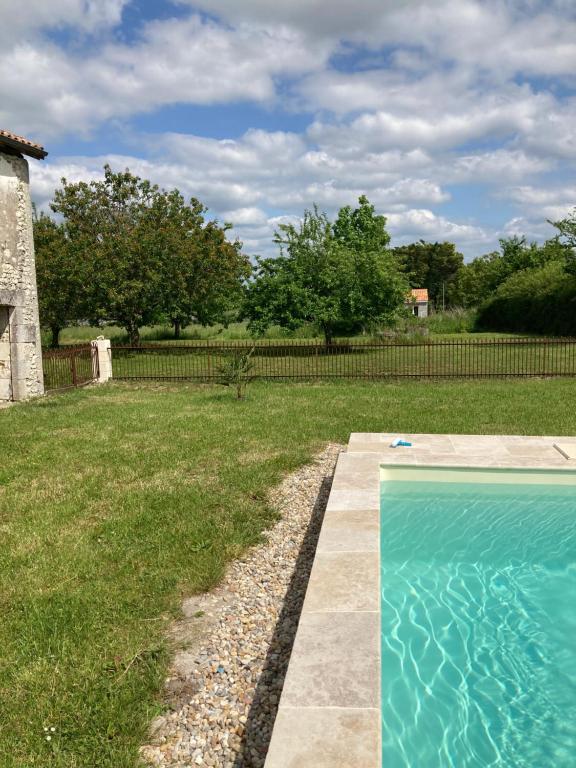 Bazén v ubytování Longère charentaise en pleine campagne vallonnée. nebo v jeho okolí