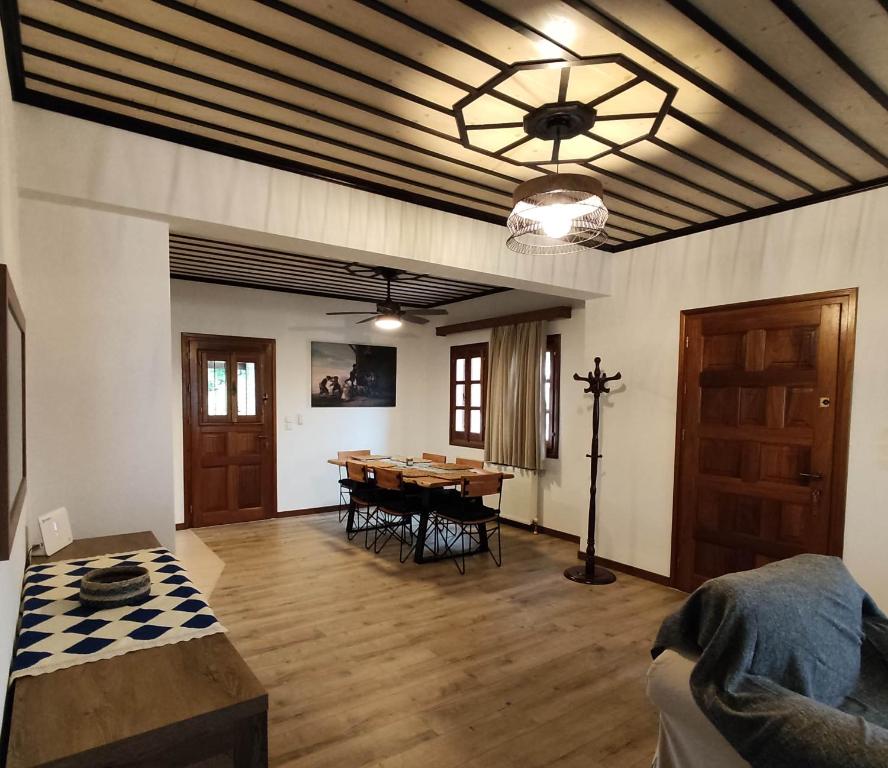 Posedenie v ubytovaní Vrionis House