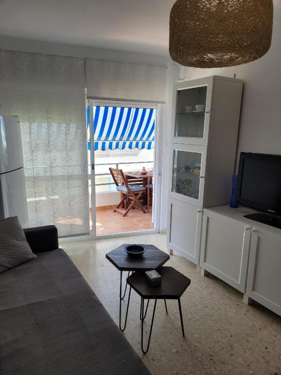 salon z kanapą i stołem w obiekcie La Costilla centro y playa w mieście Rota