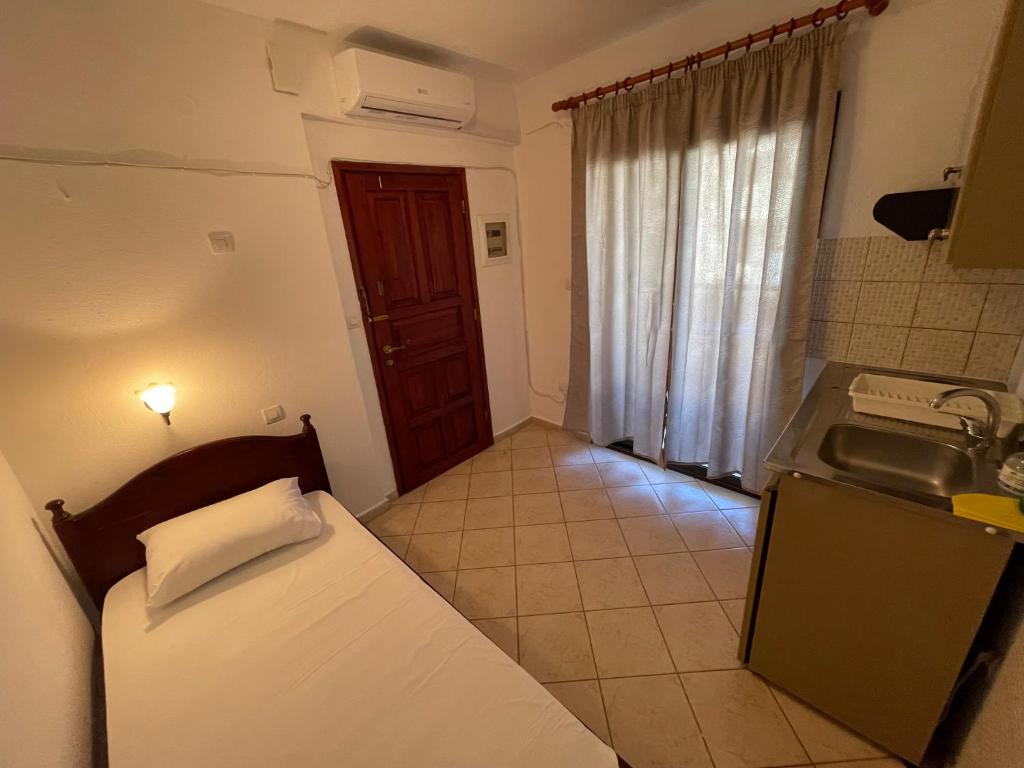 Posteľ alebo postele v izbe v ubytovaní Galazia Akti Seaside Apartments