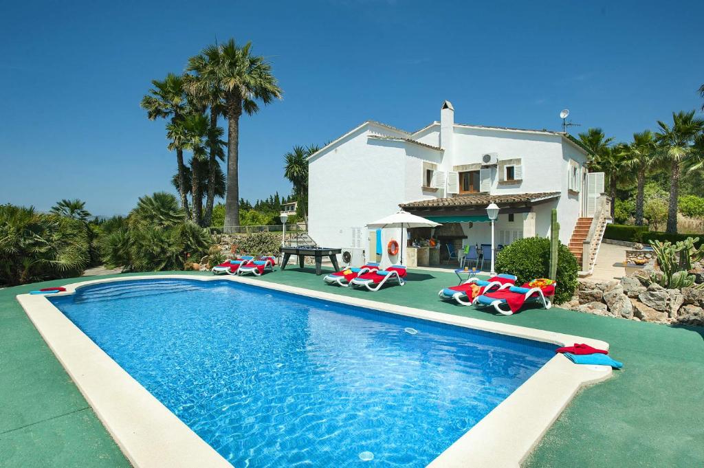 una piscina frente a una casa en Villa Conxa Bisanyes by Villa Plus, en Alcudia