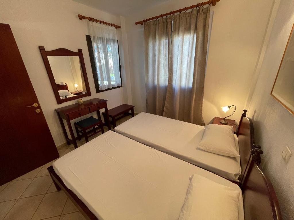 Posteľ alebo postele v izbe v ubytovaní Galazia Akti Seaside Apartments