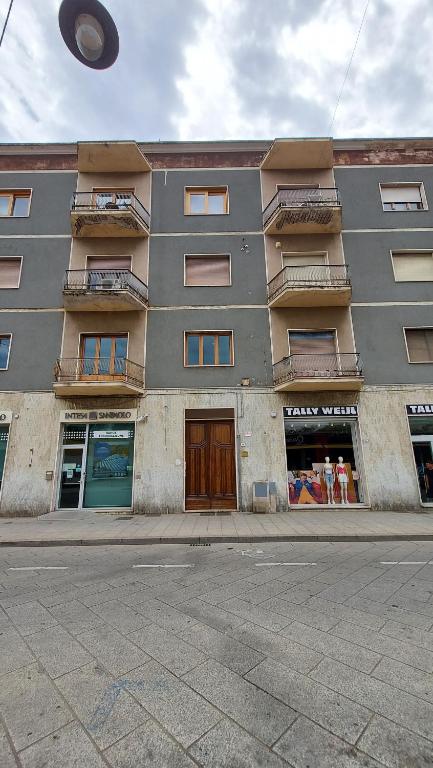 un edificio alto al costado de una calle en Sa Cannacca-Guest House, en Olbia