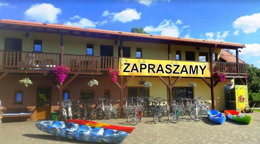 un grupo de bicicletas estacionadas fuera de un edificio en Gościniec Zośka, en Ostrzyce