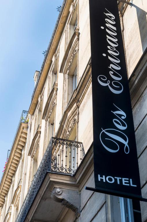 un panneau d'hôtel sur le côté d'un bâtiment dans l'établissement Hôtel des Ecrivains, à Paris