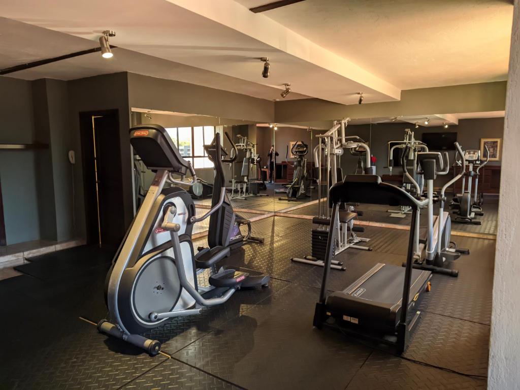 Fitness centrum a/nebo fitness zařízení v ubytování FLORENCIA PLAZA HOTEL