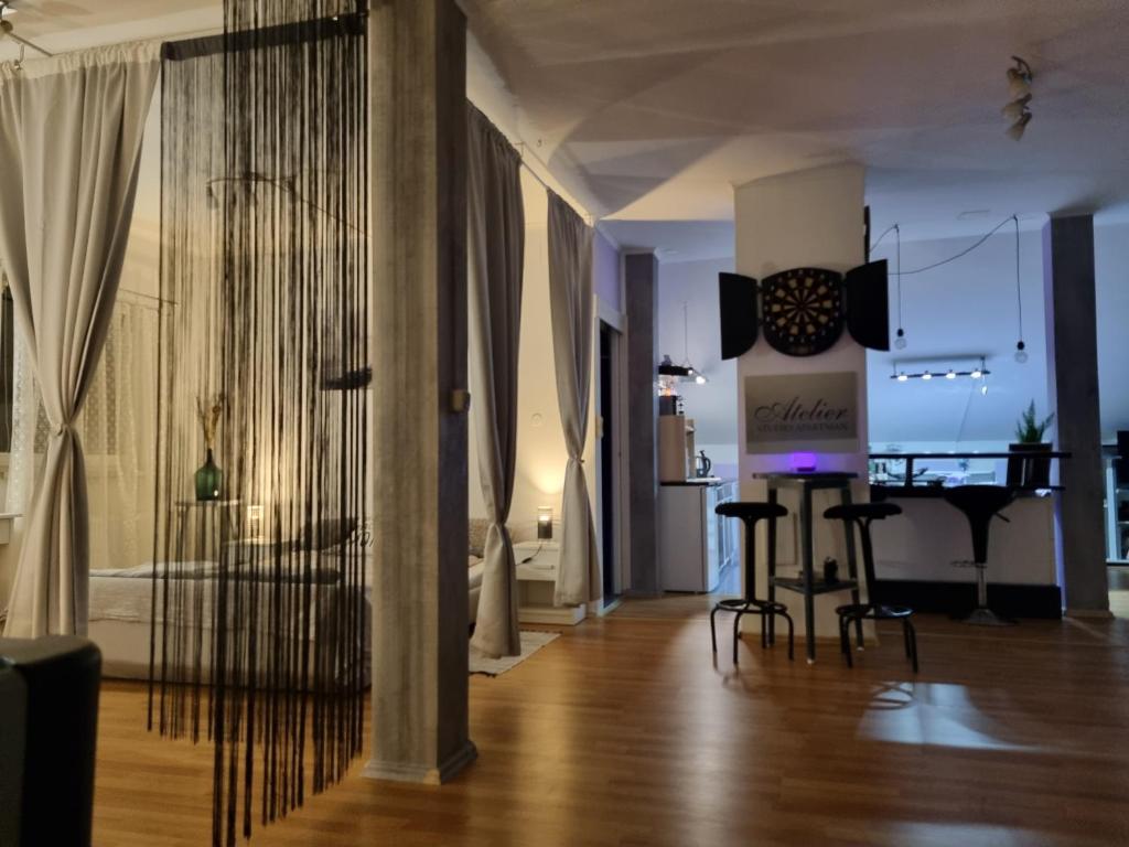 Televízia a/alebo spoločenská miestnosť v ubytovaní Apartman Atelier