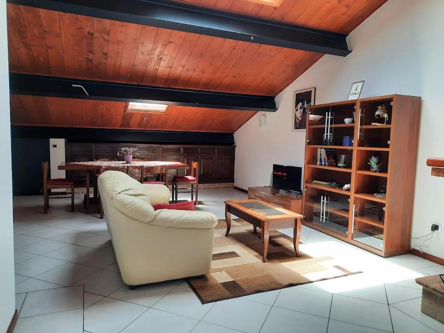 CASA CATY - Oristano في أوريستانو: غرفة معيشة مع أريكة وطاولة