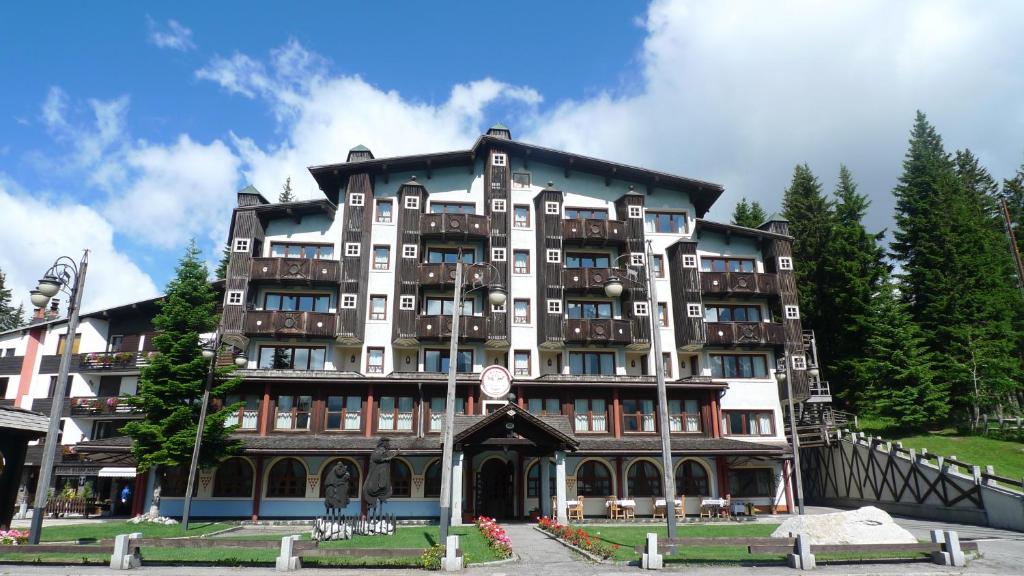 ein großes Gebäude mit vielen Fenstern in der Unterkunft RTA Hotel Catturani in Madonna di Campiglio