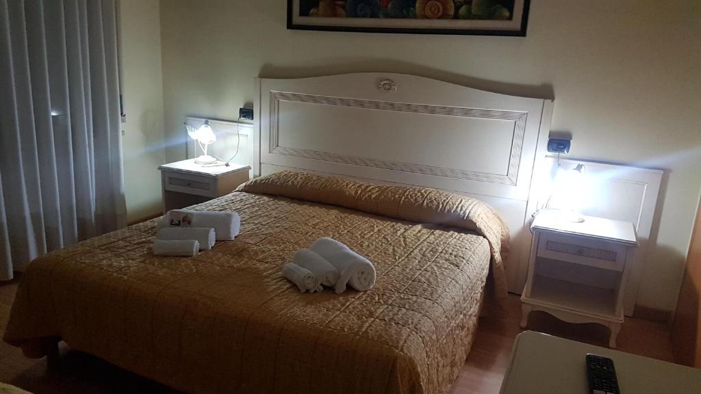 Postel nebo postele na pokoji v ubytování Hotel Siros