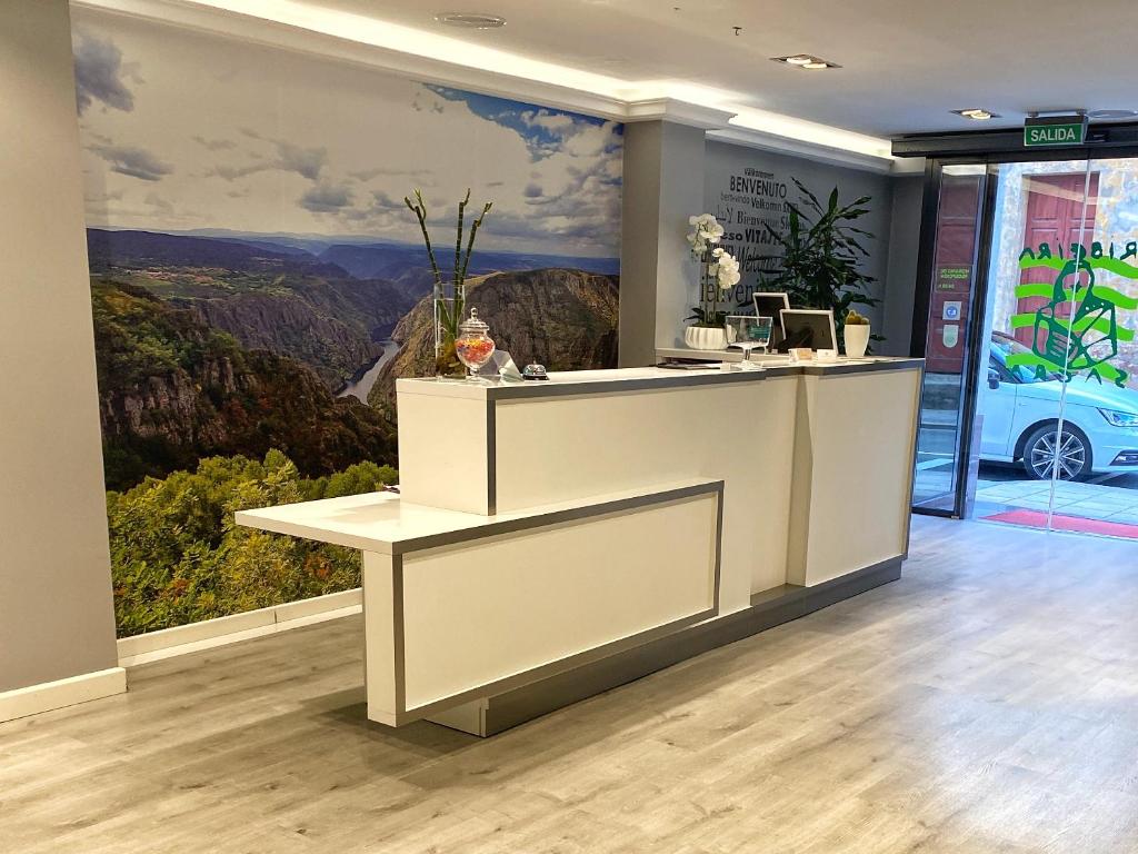 a store lobby with a view of the grand canyon at Hotel Ribeira Sacra in Monforte de Lemos