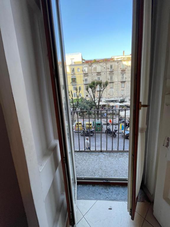 eine offene Tür mit Blick auf eine Stadtstraße in der Unterkunft bellini holiday home in Neapel