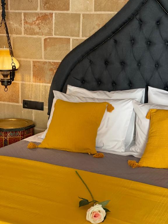 Postel nebo postele na pokoji v ubytování Utopia Luxury Suites - Old Town