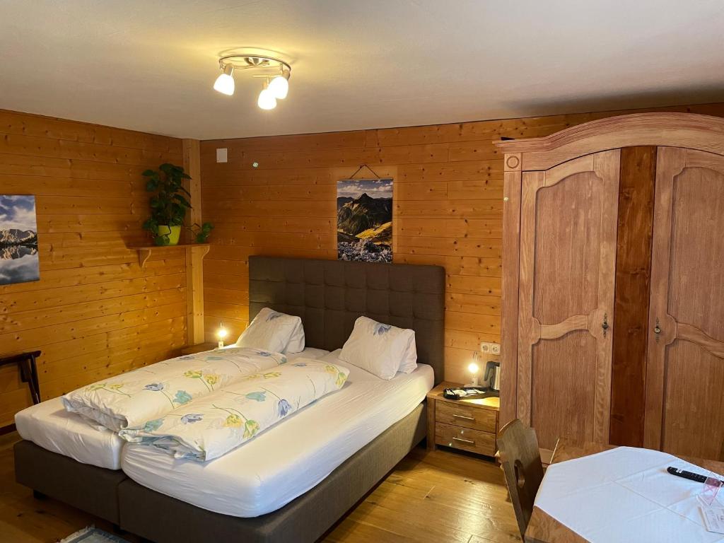 Postel nebo postele na pokoji v ubytování Gästehaus Zugspitzblick