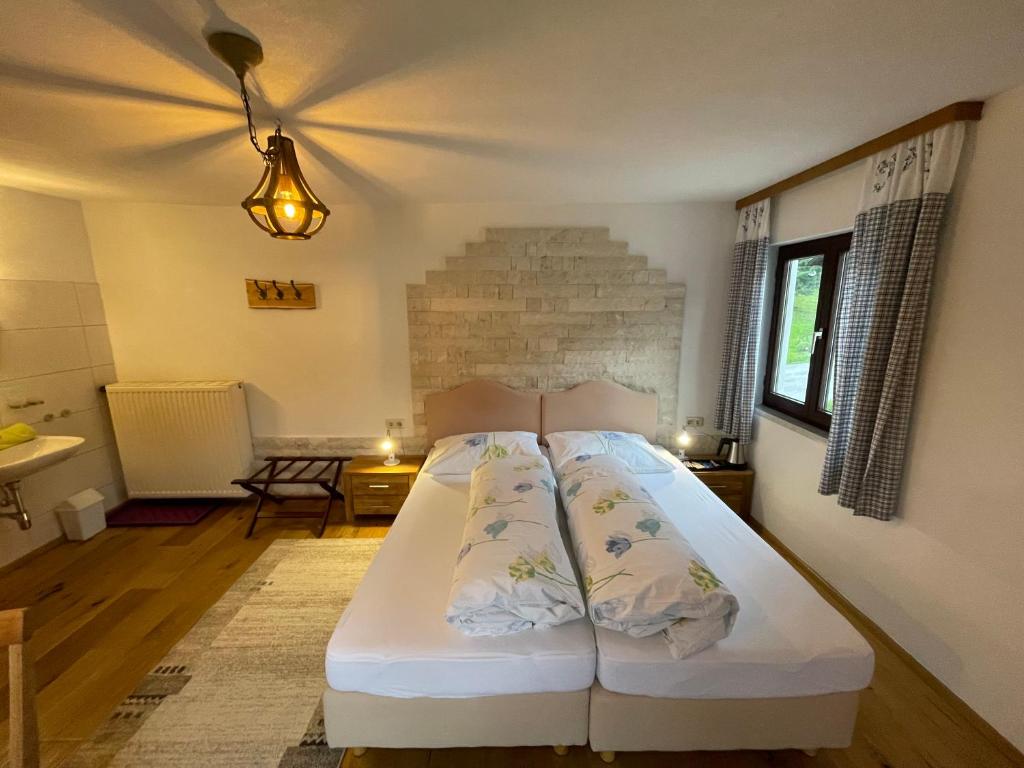 Postel nebo postele na pokoji v ubytování Gästehaus Zugspitzblick