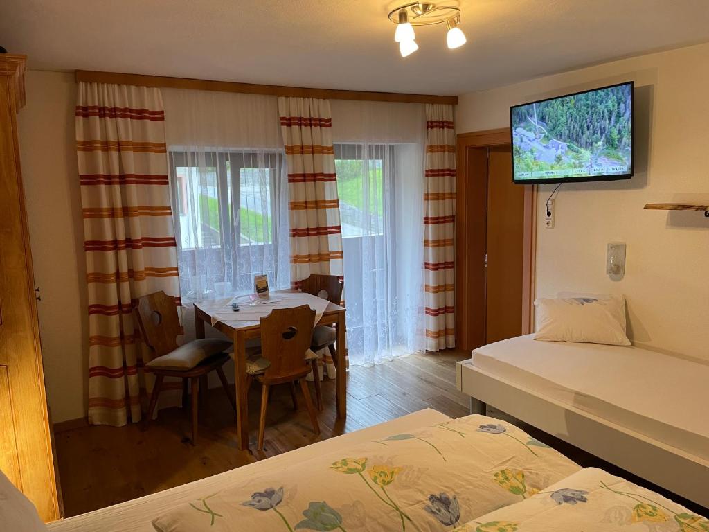 Postel nebo postele na pokoji v ubytování Gästehaus Zugspitzblick