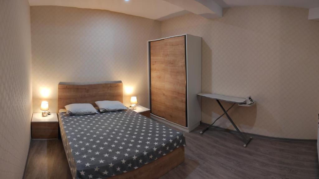 ein Schlafzimmer mit einem Bett und einem Tisch darin in der Unterkunft Haystack - Room 127 in Bakuriani