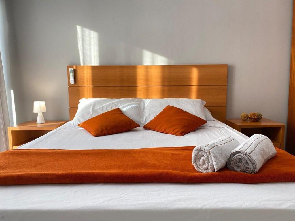 - un lit avec 2 oreillers et 2 serviettes dans l'établissement PRG11 - 4 Dorm, Aconchegante, Centro, Garagem, à Balneário Camboriú