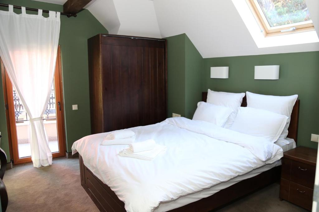 1 dormitorio con 1 cama grande y cabecero de madera en Villa Ema en Panichishte