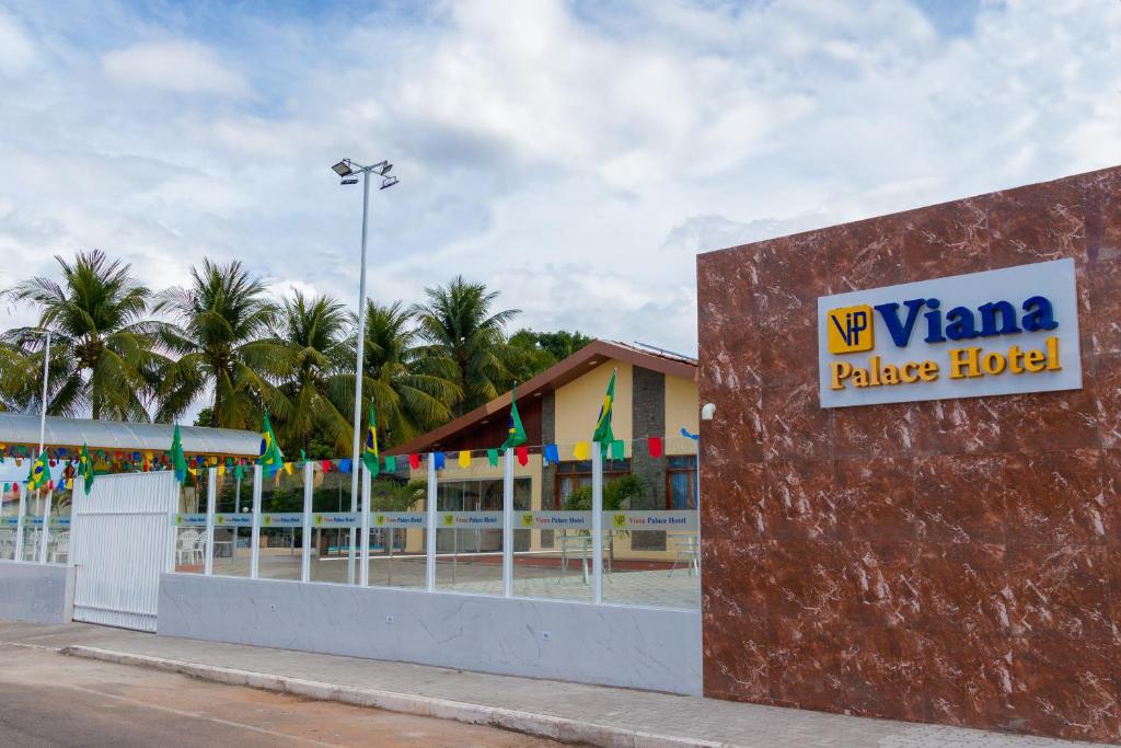 un bâtiment avec un panneau indiquant un hôtel de palais de vin dans l'établissement Viana Palace Hotel, à Juazeiro do Norte